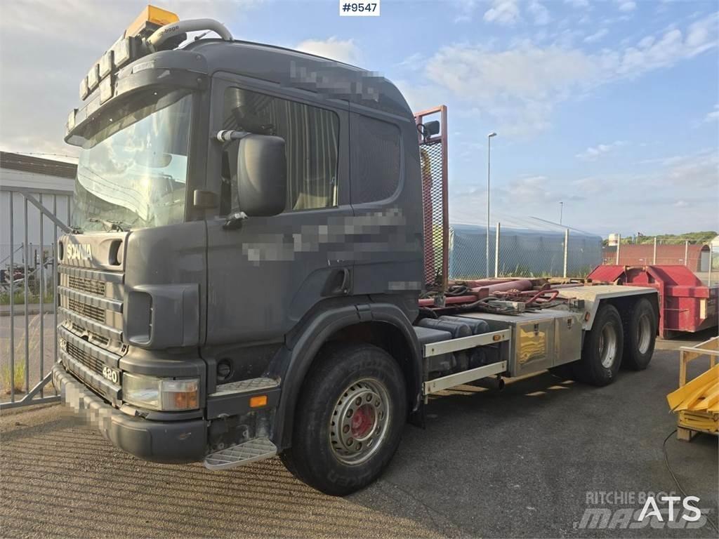 Scania P124 Rol kiper kamioni s kukama za dizanje