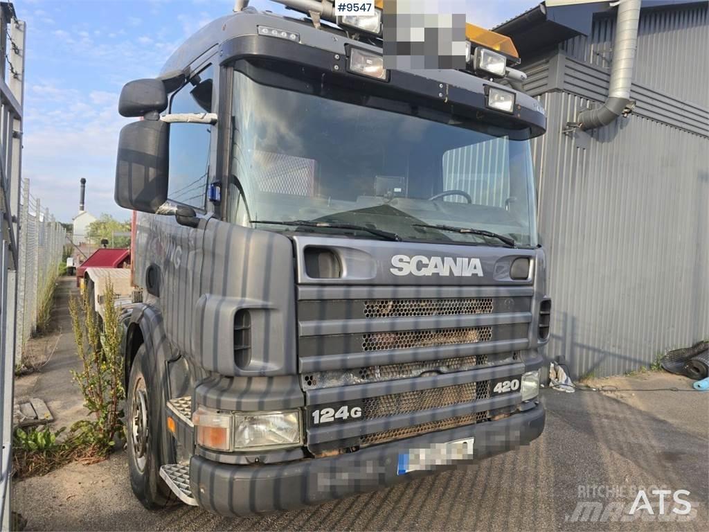Scania P124 Rol kiper kamioni s kukama za dizanje