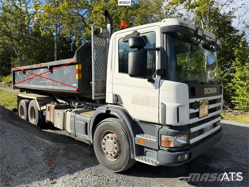 Scania P124GB Rol kiper kamioni s kukama za dizanje