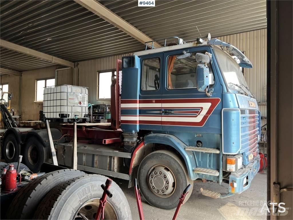 Scania R143 Rol kiper kamioni s kukama za dizanje