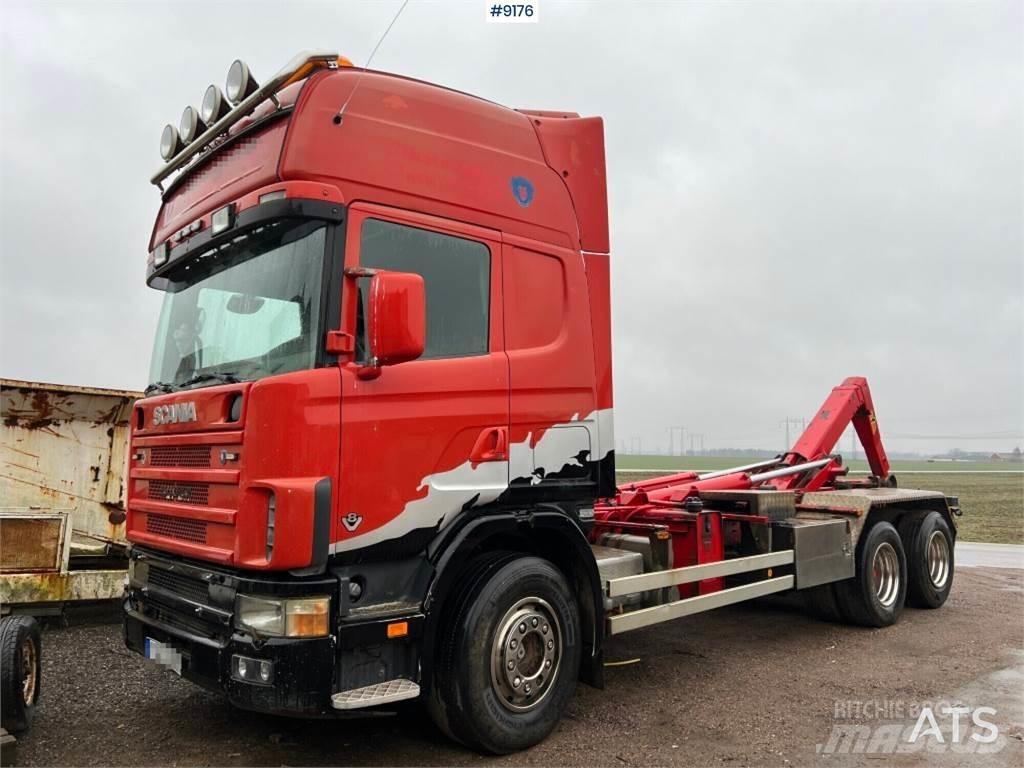 Scania R144GB6X4NA530 Rol kiper kamioni s kukama za dizanje
