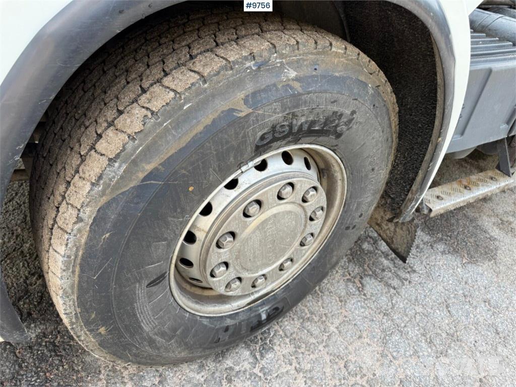 Scania R560 8X4 Rol kiper kamioni s kukama za dizanje