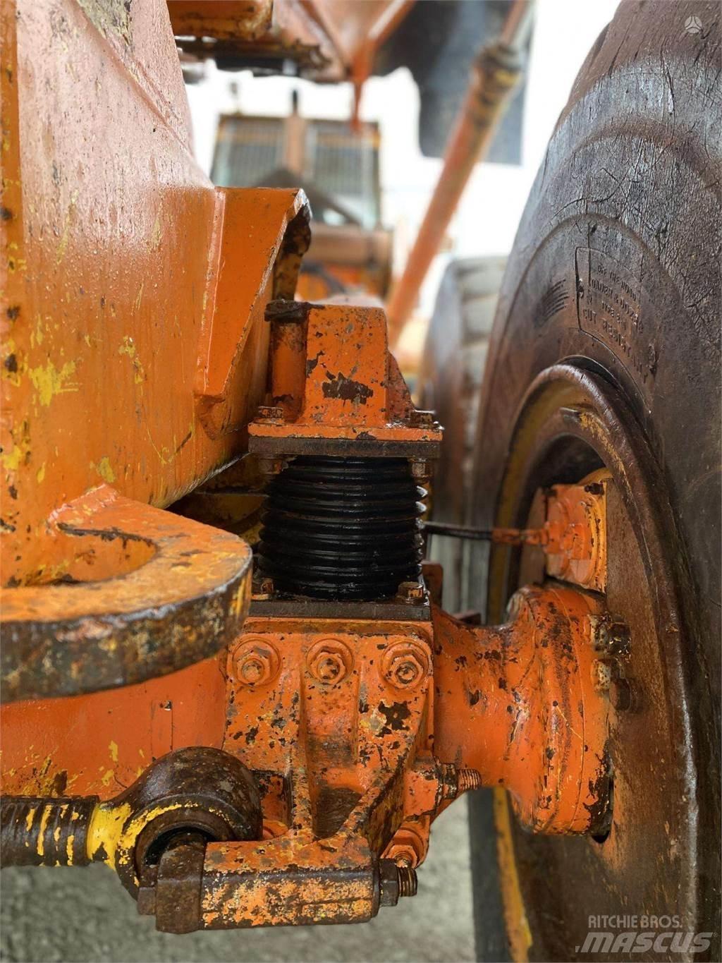 Volvo A25C , Nr.1 Zglobni demperi