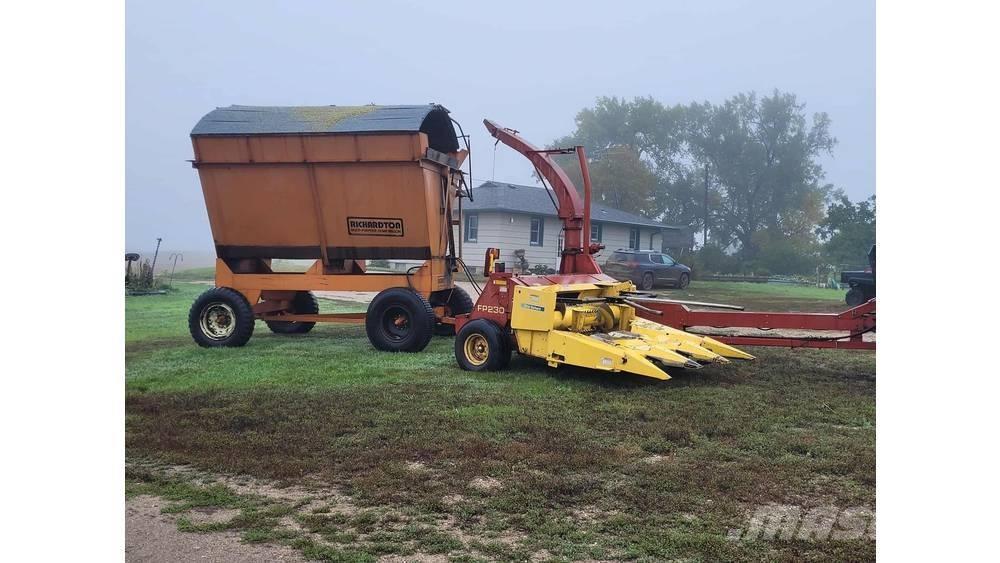 New Holland FP230 Kombajni za stočnu hranu