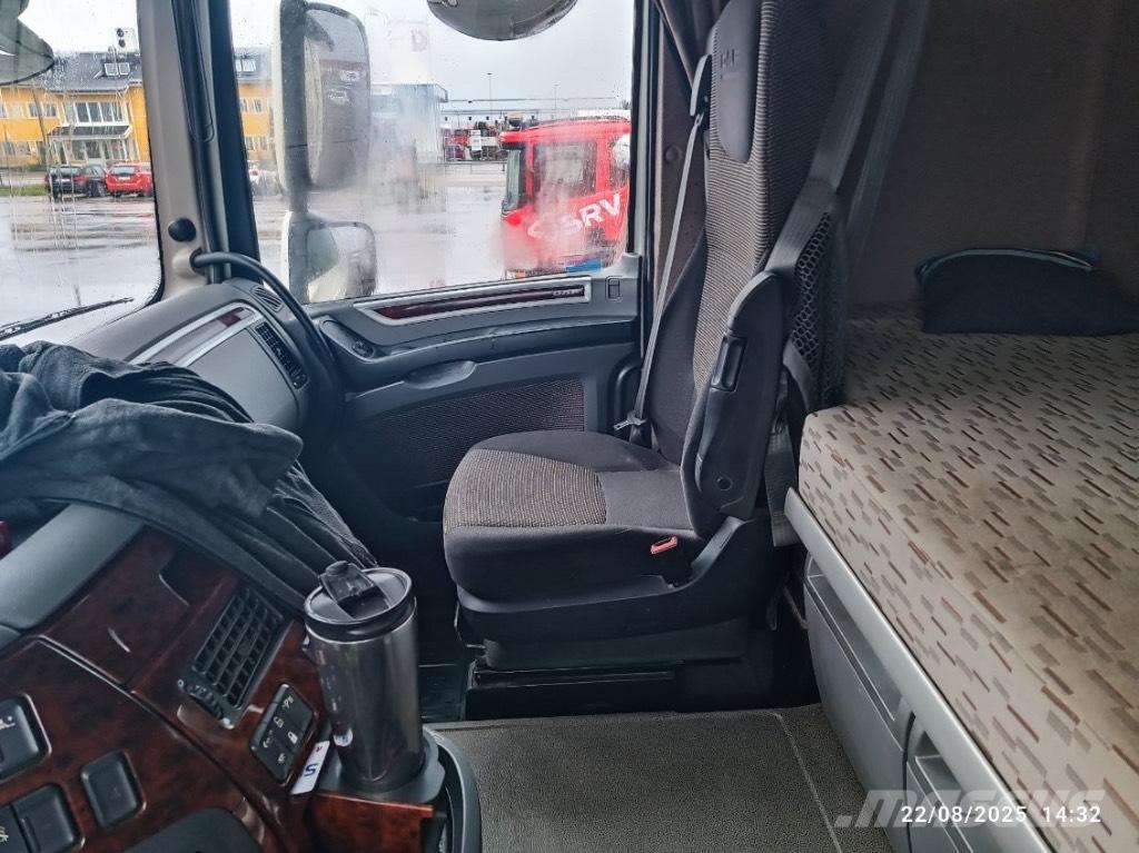 DAF XF 510 Rol kiper kamioni s kukama za dizanje
