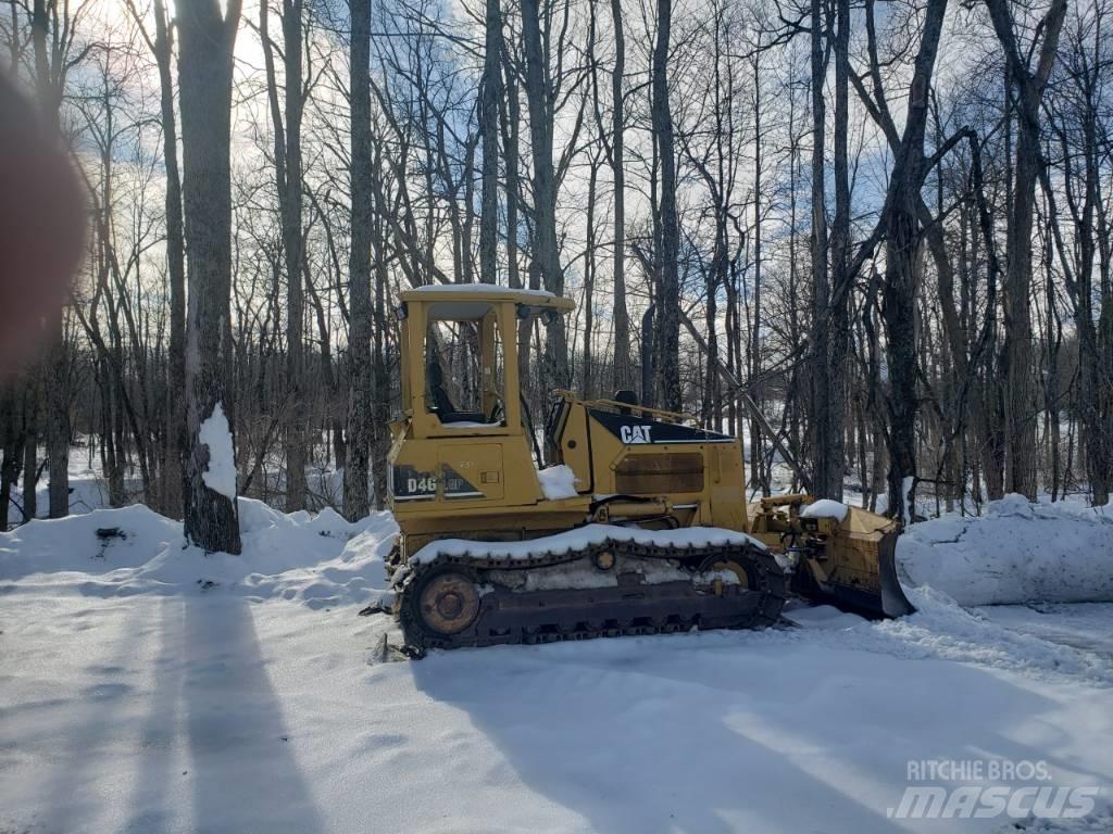 CAT D 4 G Buldožeri gusjeničari
