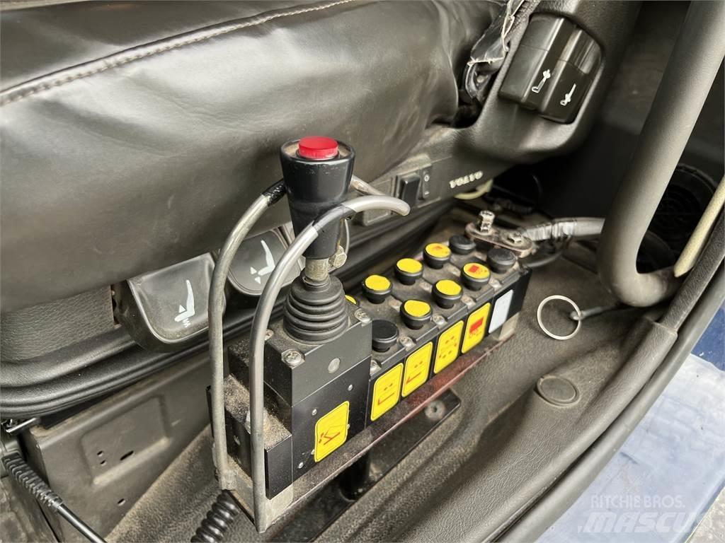 Volvo FM Rol kiper kamioni s kukama za dizanje