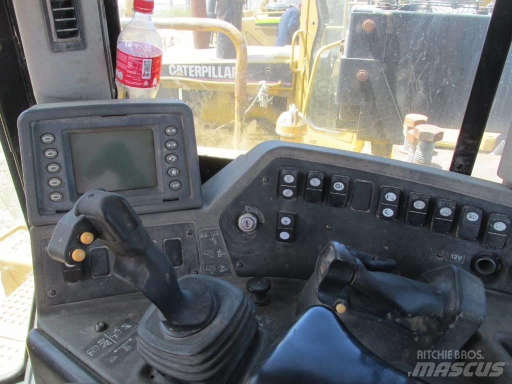 CAT D 9 T Buldožeri gusjeničari