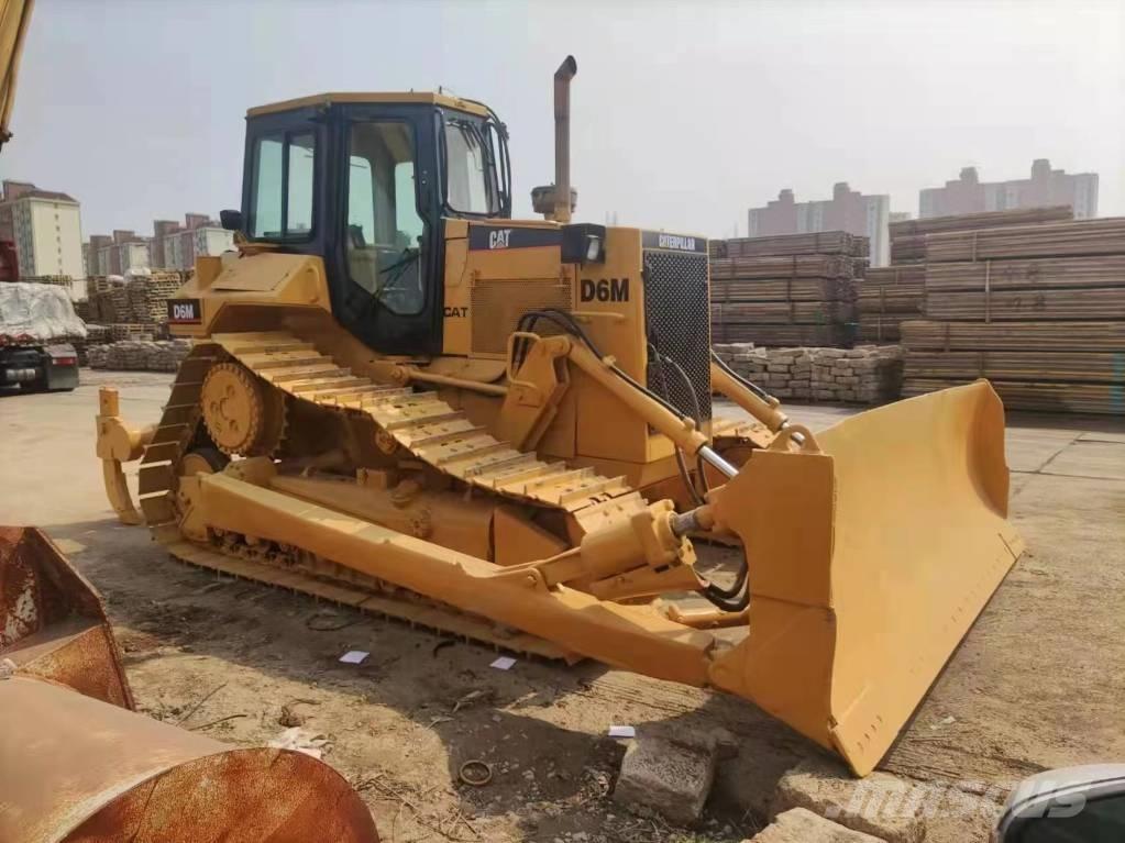 CAT D 6 M Buldožeri gusjeničari