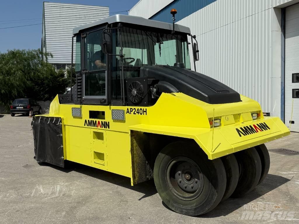 Ammann AP 240 H Gumeni valjci na kotačima