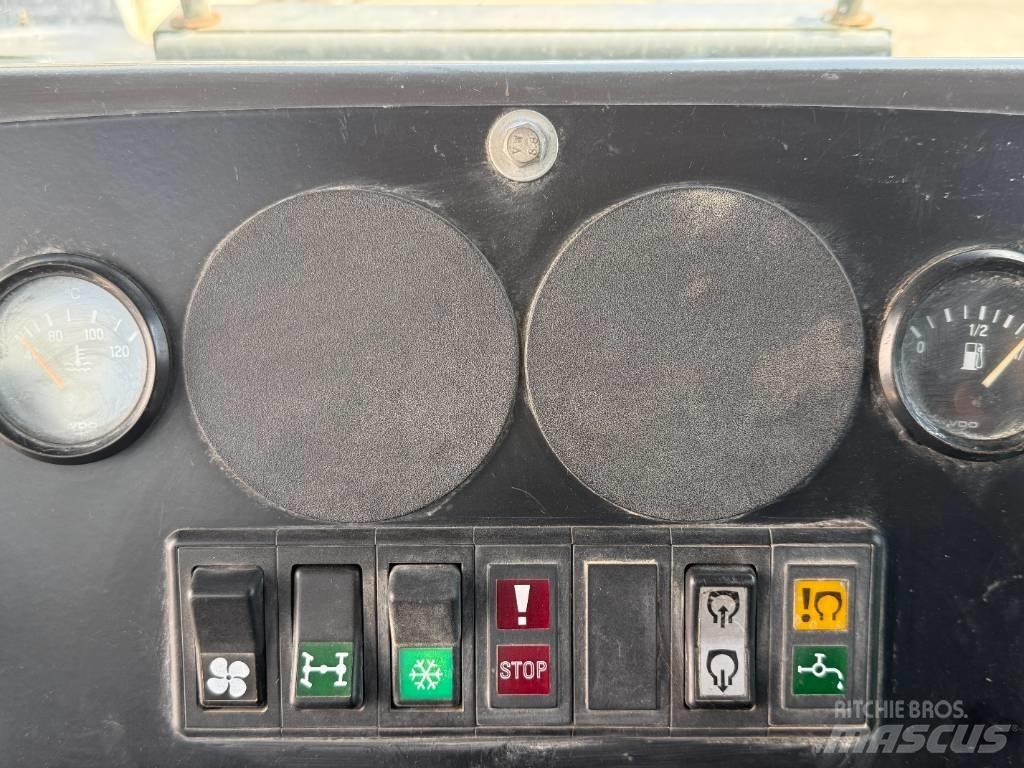 Ammann AP 240 H Gumeni valjci na kotačima
