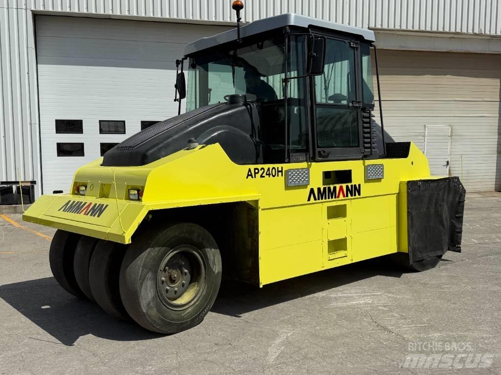 Ammann AP 240 H Gumeni valjci na kotačima