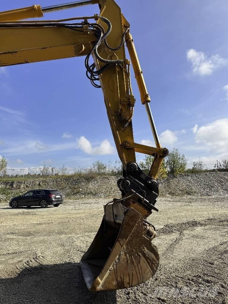 Komatsu PC 228 US-3 Bageri gusjeničari