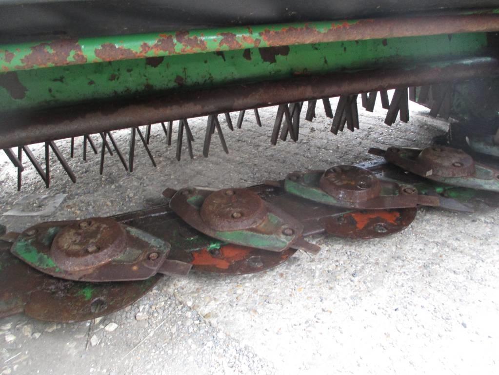 John Deere 324 A Uređaji za kosilice