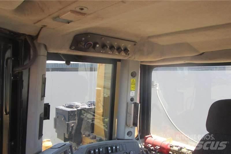 CAT D9T Buldožeri gusjeničari
