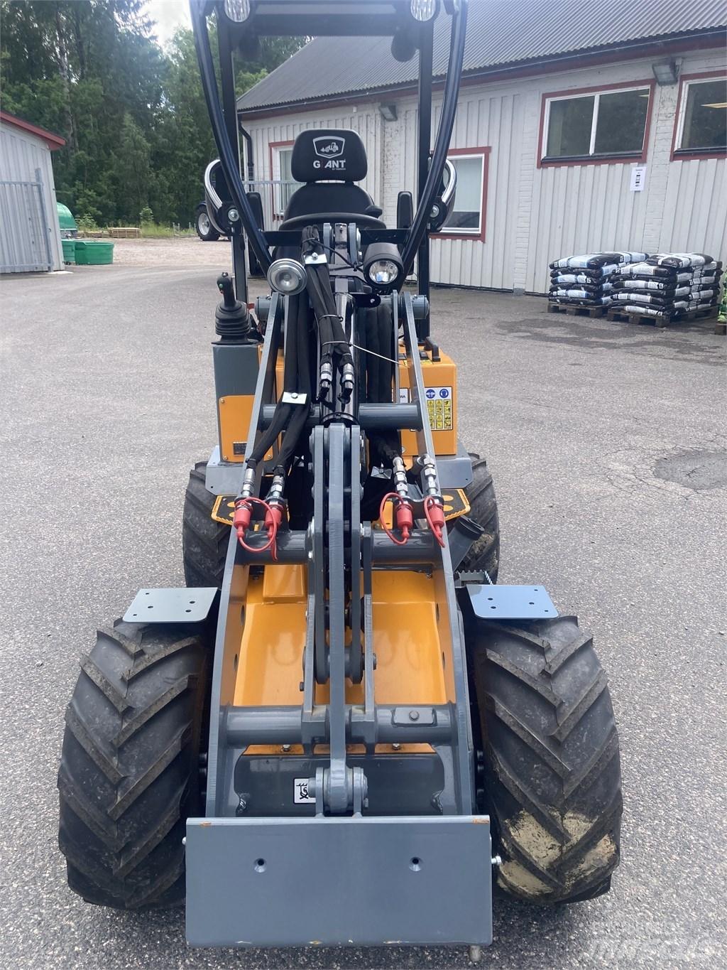 GiANT G1100 Višenamjenski utovarivači