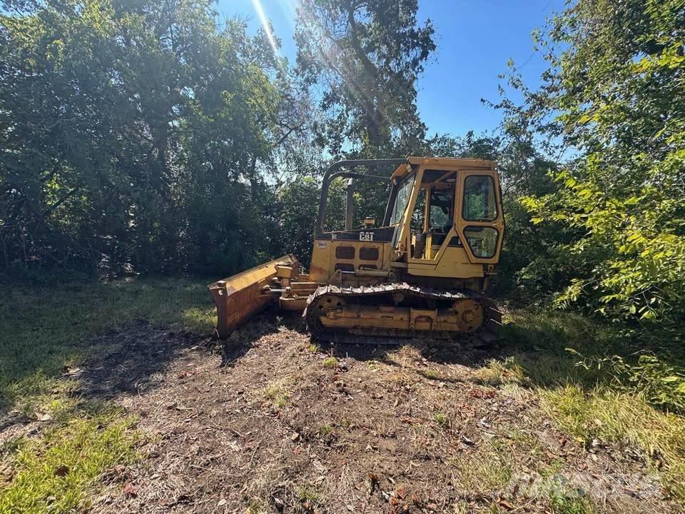 CAT D4C Buldožeri gusjeničari