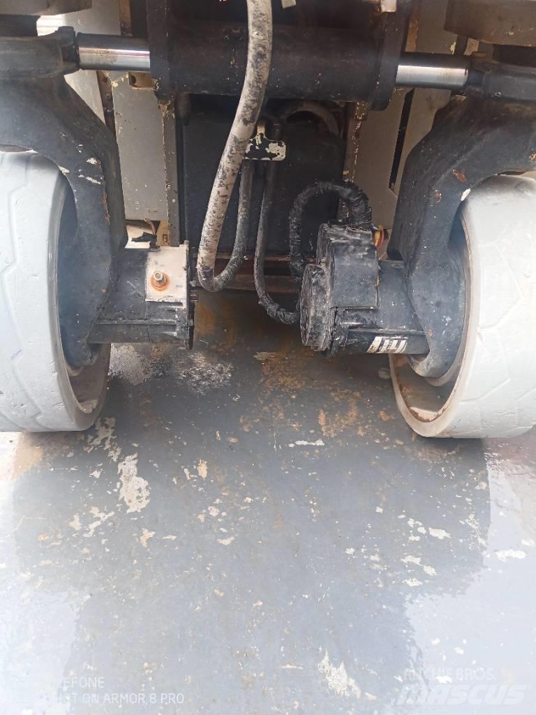 JLG 2030 ES Škaraste platforme