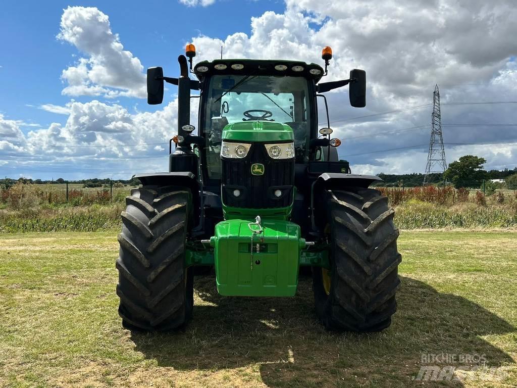 John Deere 6215R Traktori