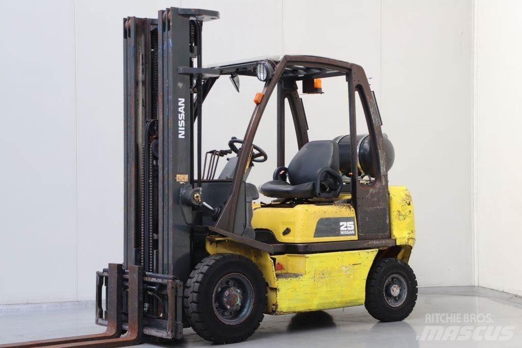 Nissan UD02A25PQ Plinski viličari