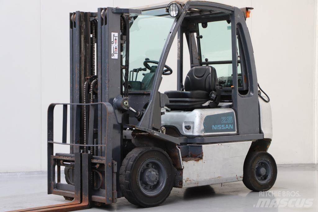 Nissan UD02A25PQ Plinski viličari