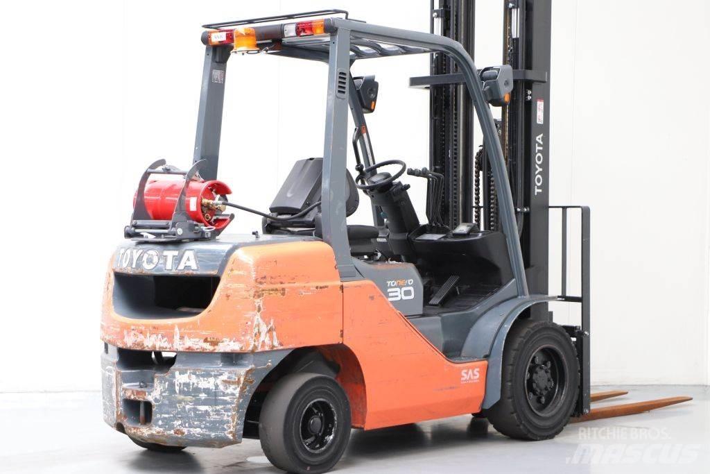 Toyota 02-8FGF30 Plinski viličari