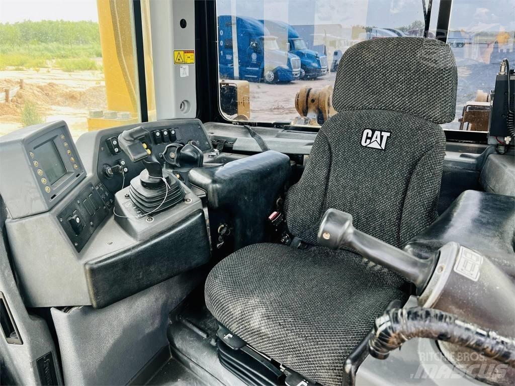 CAT D 8 T Buldožeri gusjeničari