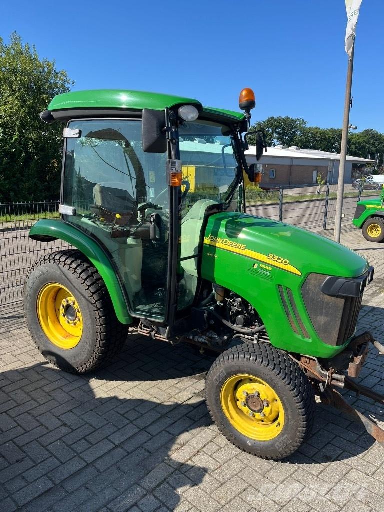 John Deere 3320 Kompaktni (mali) traktori
