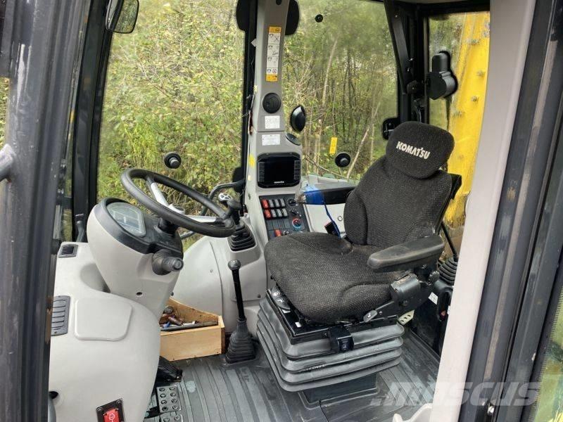 Komatsu WB 93 R-8 Utovarni rovokopači