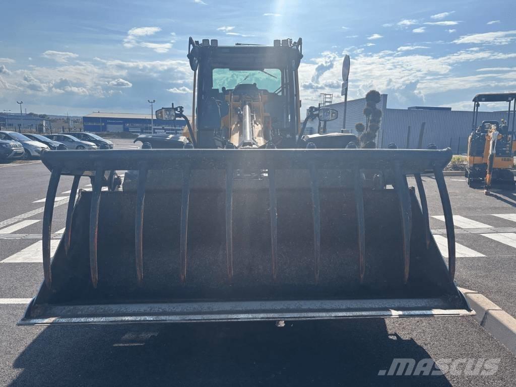 JCB TM 320 S Poljoprivredni teleskopski utovarivači