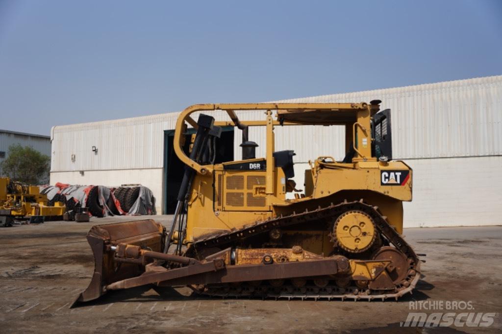 CAT D 6 R Buldožeri gusjeničari