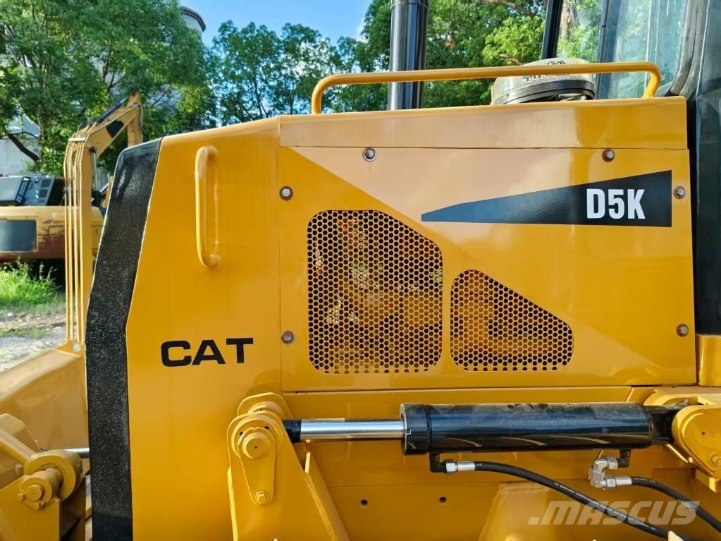 CAT D 5 K Buldožeri gusjeničari