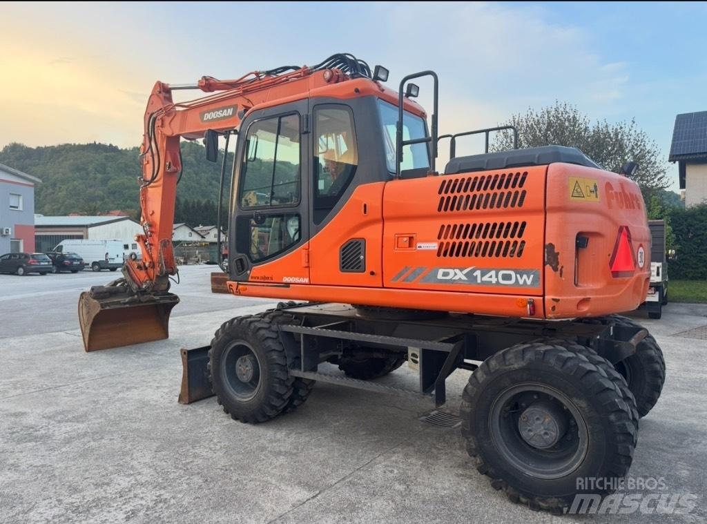 Doosan DX 140 W Bageri na kotačima
