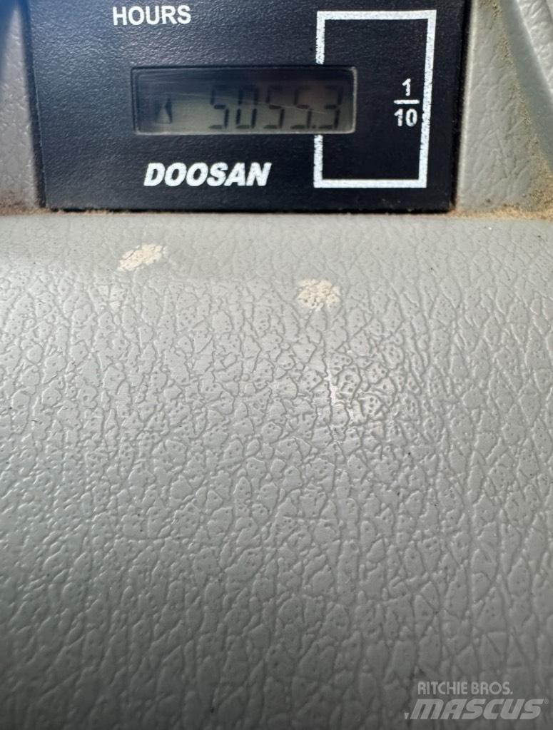 Doosan DX 140 W Bageri na kotačima