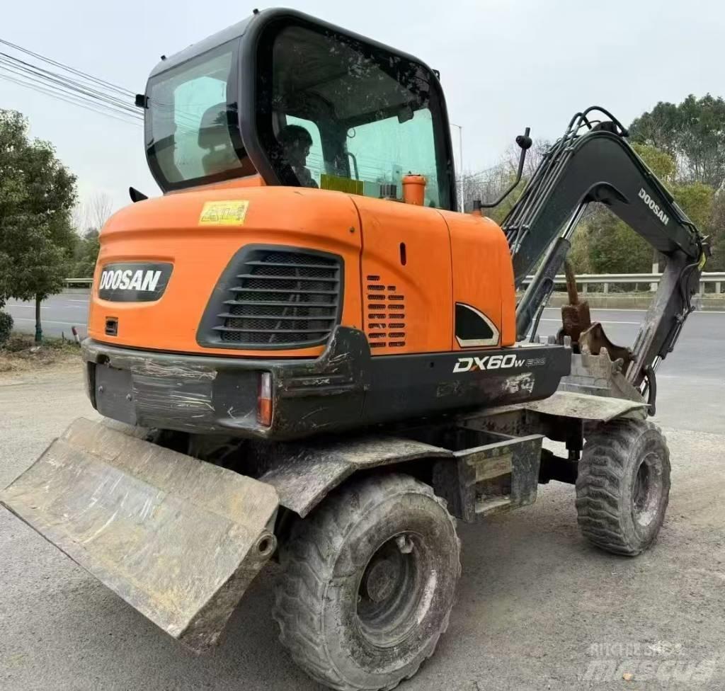 Doosan DX 60 Bageri na kotačima