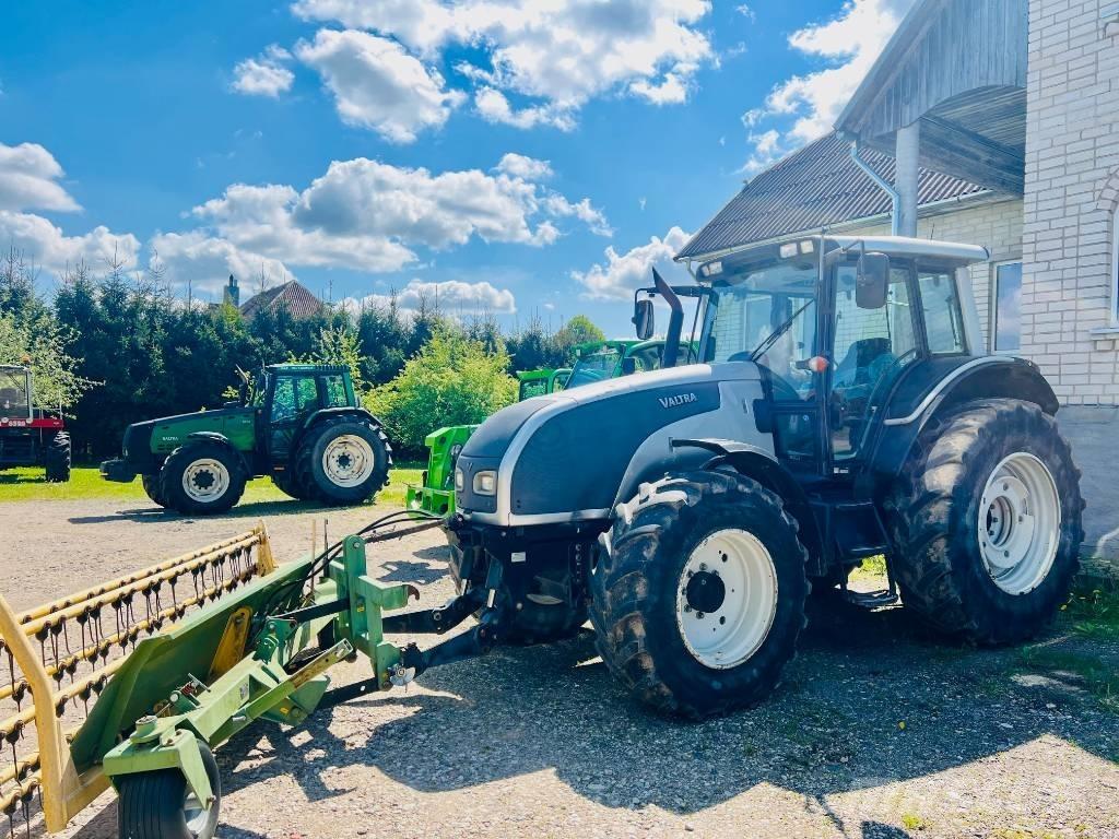 Valtra T 121 HT Traktori
