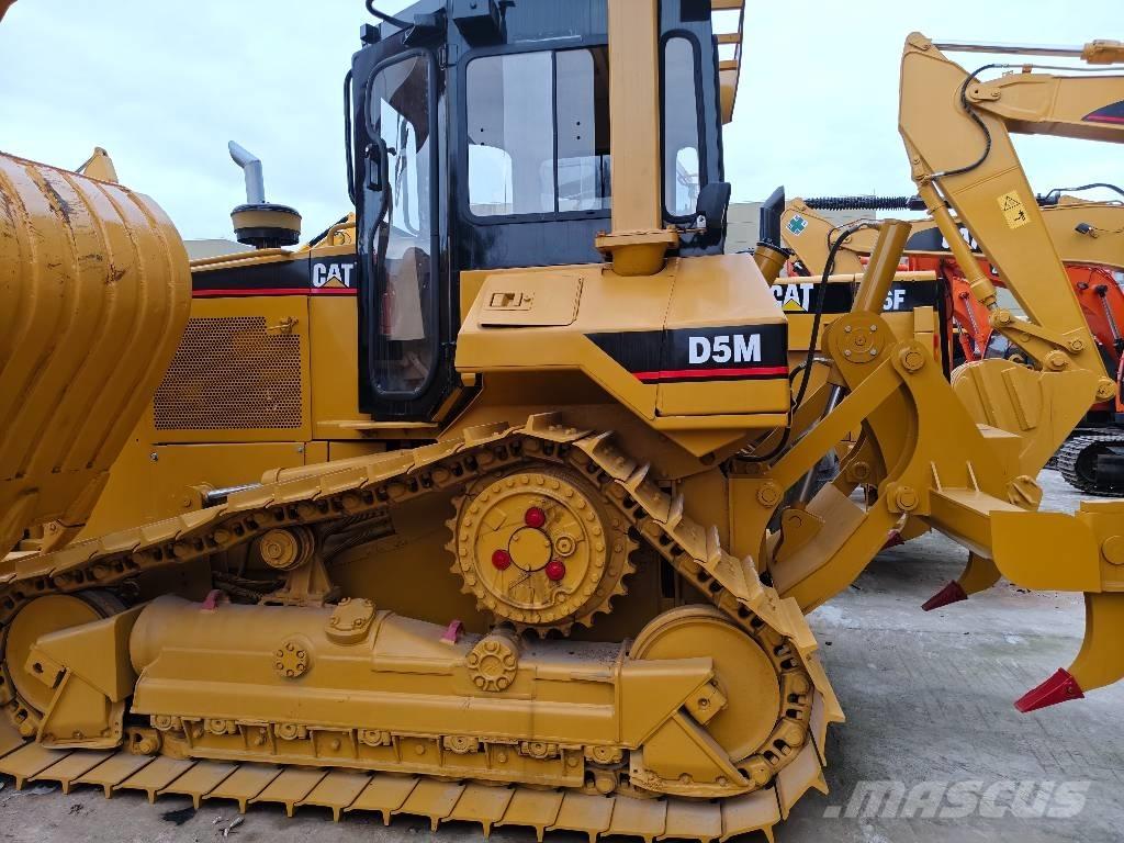 CAT D 5 M Buldožeri gusjeničari