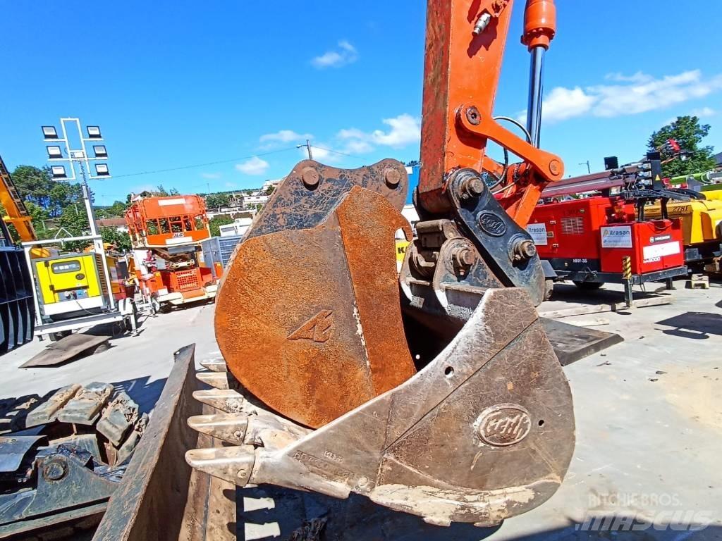Hitachi ZX 135 US-6 Bageri gusjeničari