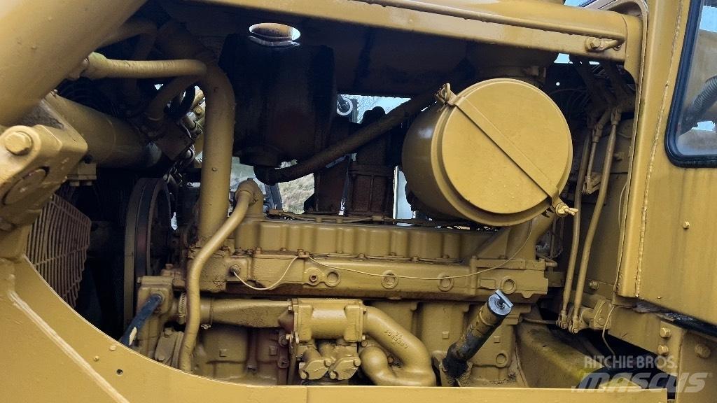 CAT D7 with ripper Buldožeri gusjeničari