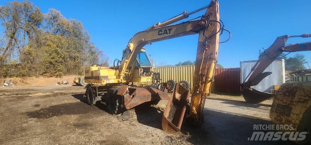 CAT 212 Bageri na kotačima