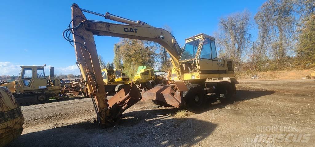 CAT 212 Bageri na kotačima