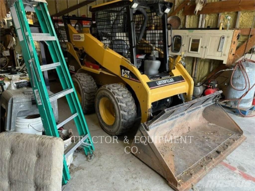 CAT 242B Skid steer mini utovarivači