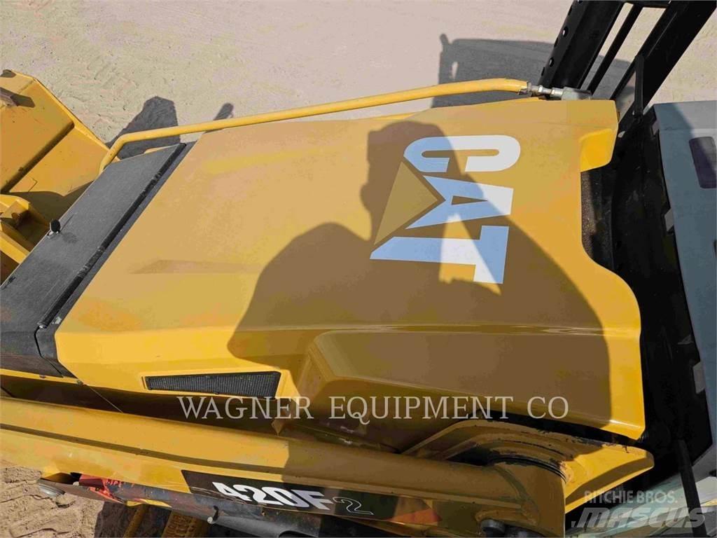 CAT 420F2 4WDS Utovarni rovokopači