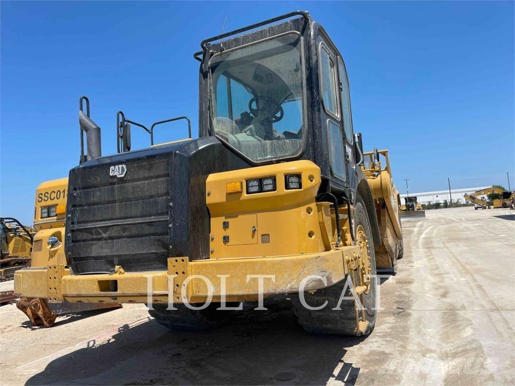 CAT 621 Strugači
