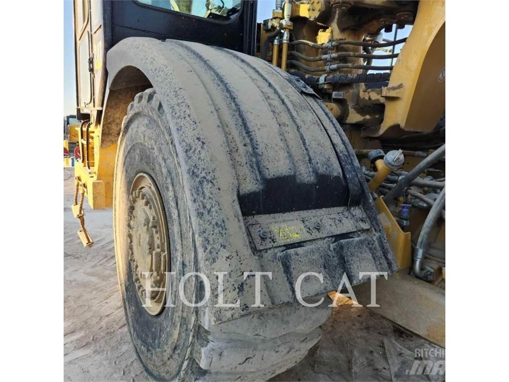 CAT 621K Strugači