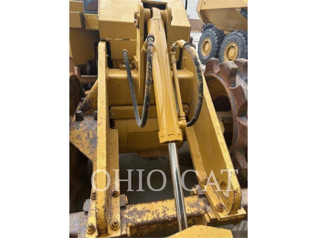 CAT 815F2 Buldožeri na kotačima