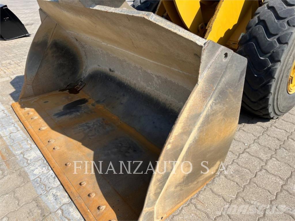 CAT 938M Utovarivači na kotačima