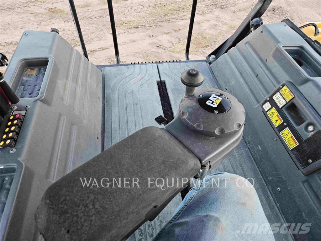 CAT CB16 Asfaltni finišeri