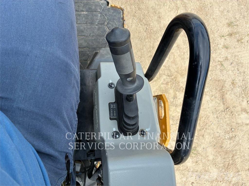CAT CB2.703 Valjci sa dvojnim bubnjem