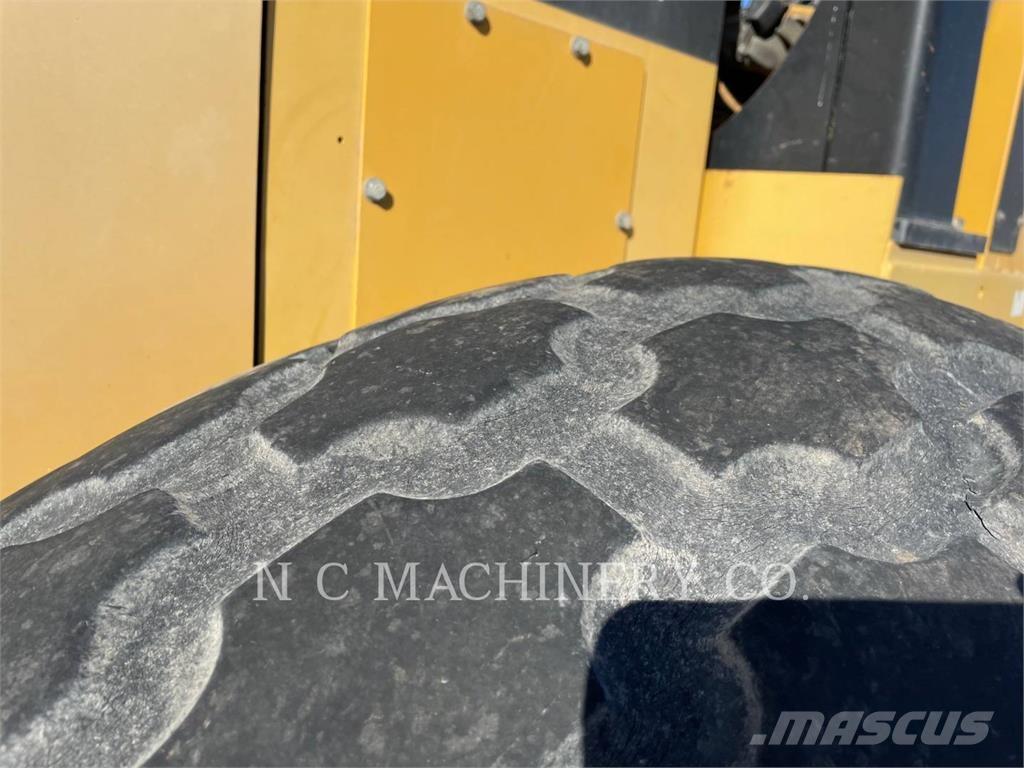 CAT CS54 Asfaltni finišeri